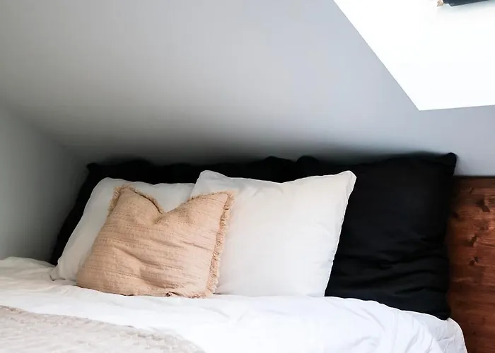 White Loft In Center With 2 King Size Beds *