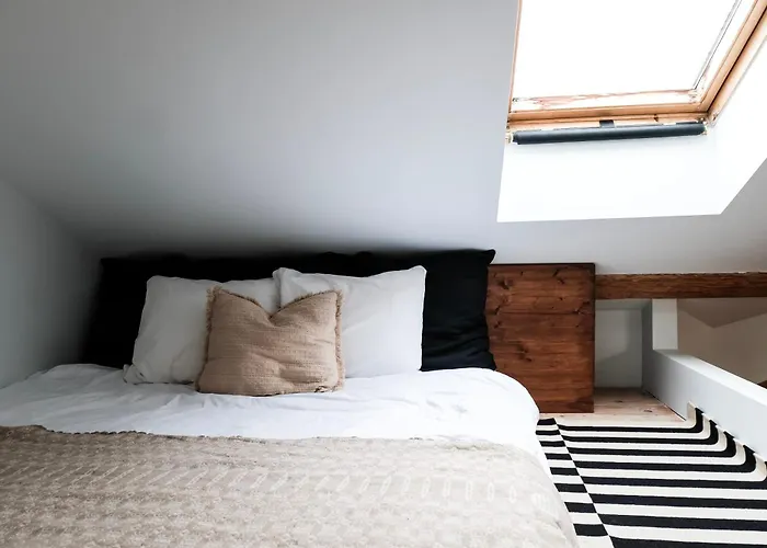 White Loft In Center With 2 King Size Beds *