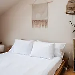 White Loft In Center With 2 King Size Beds Apartment